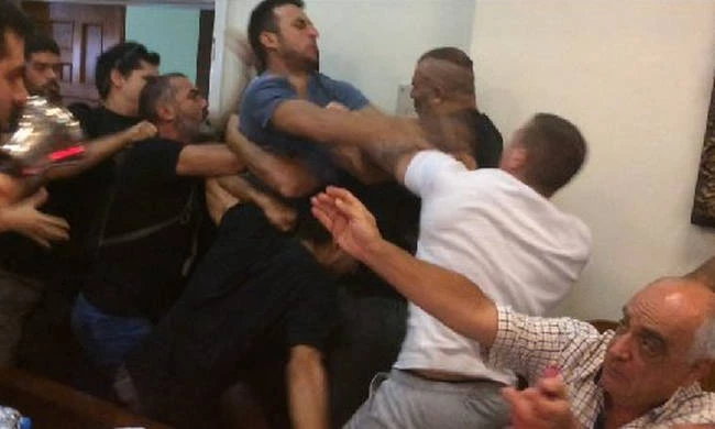 Xαμός στο Βόλο: Έπεσε ξύλο στο δημοτικό συμβούλιο